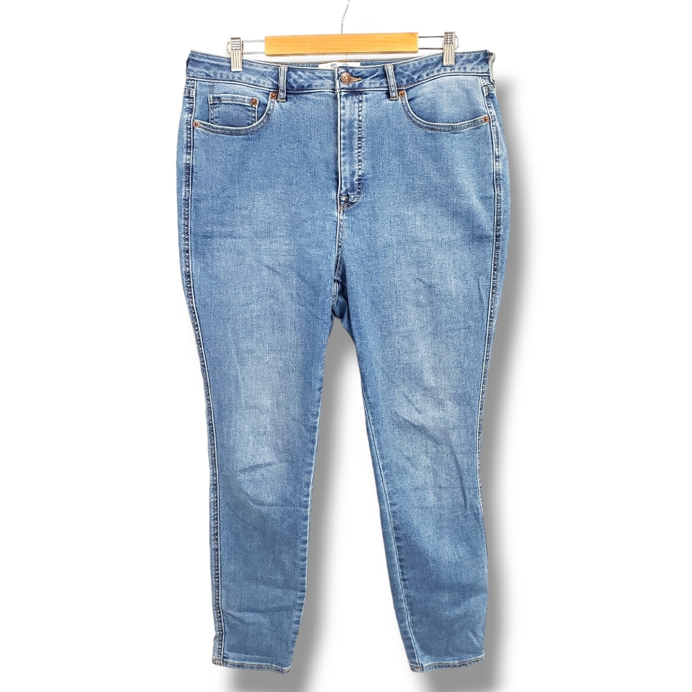 Free People "We the Free" Light-wash CRVY Skinny Jeans Size 32